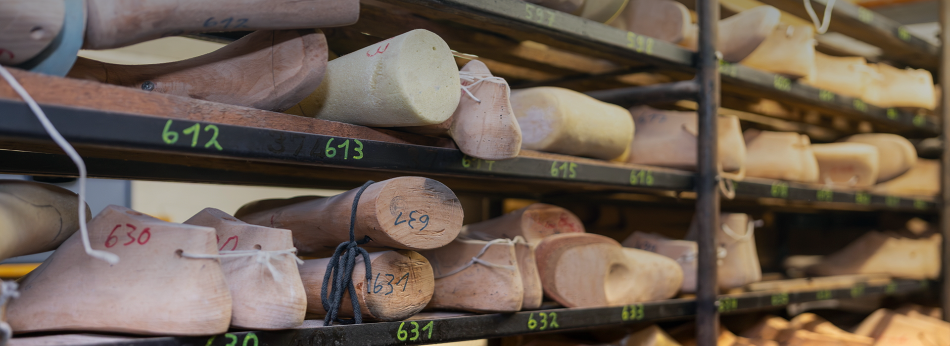 Holzleisten für orthopädische Maßschuhe im Regal einer Orthopädieschuhtechnik-Werkstatt