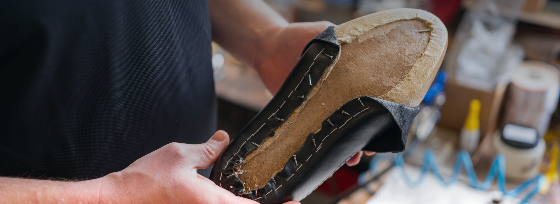 Handgefertigter orthopädischer Maßschuh in der Fertigung einer Orthopädieschuhtechnik-Werkstatt